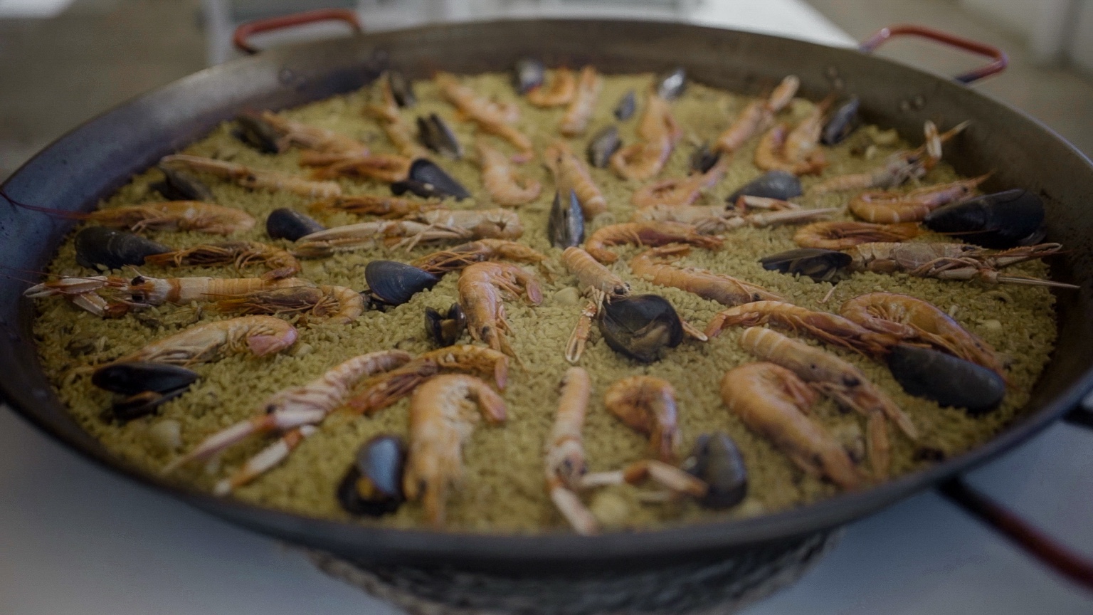 Paella die bij Abeniss voor de groep wordt geserveerd
