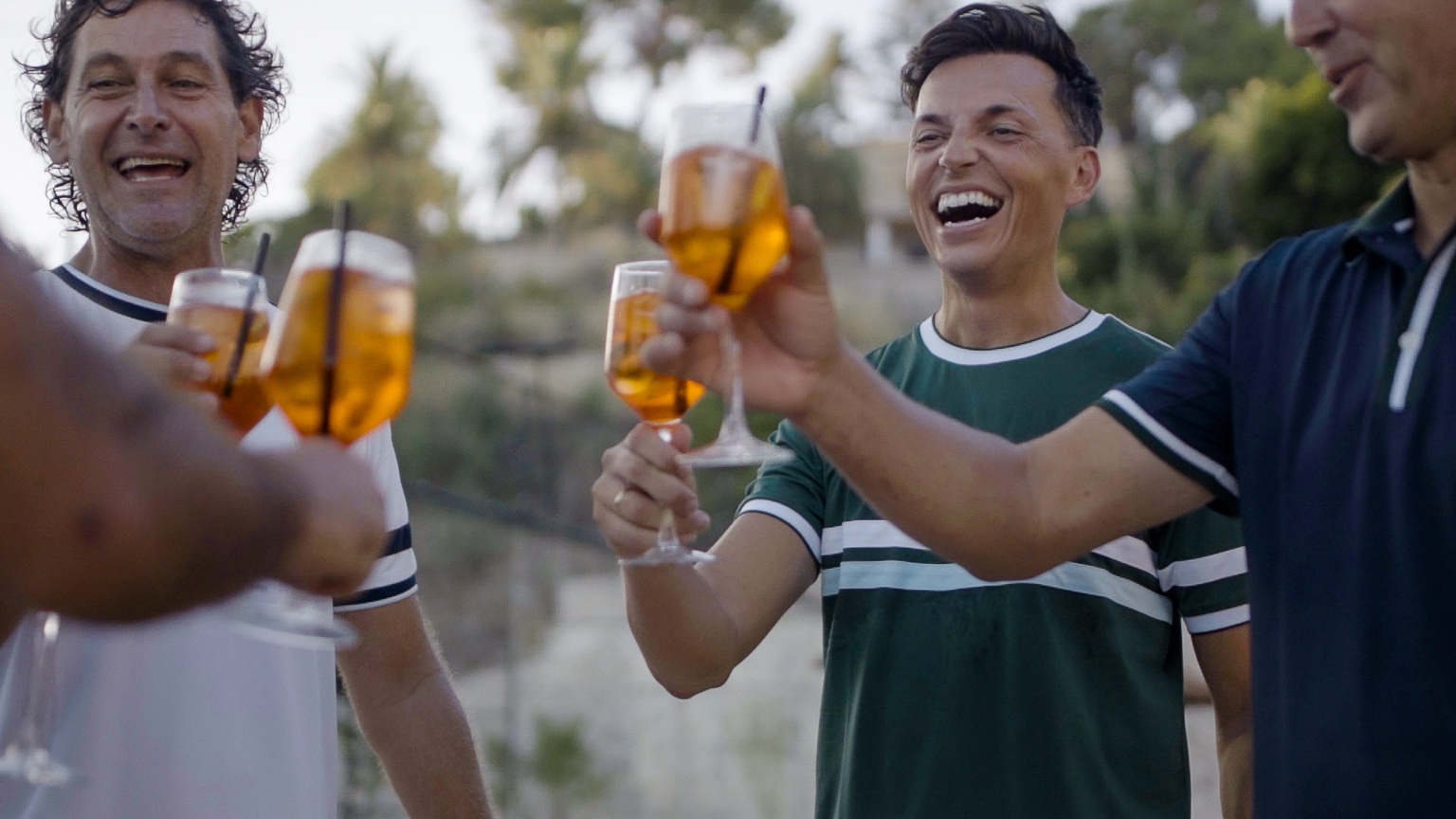 Vrienden samen aan het aperitief bij Abeniss