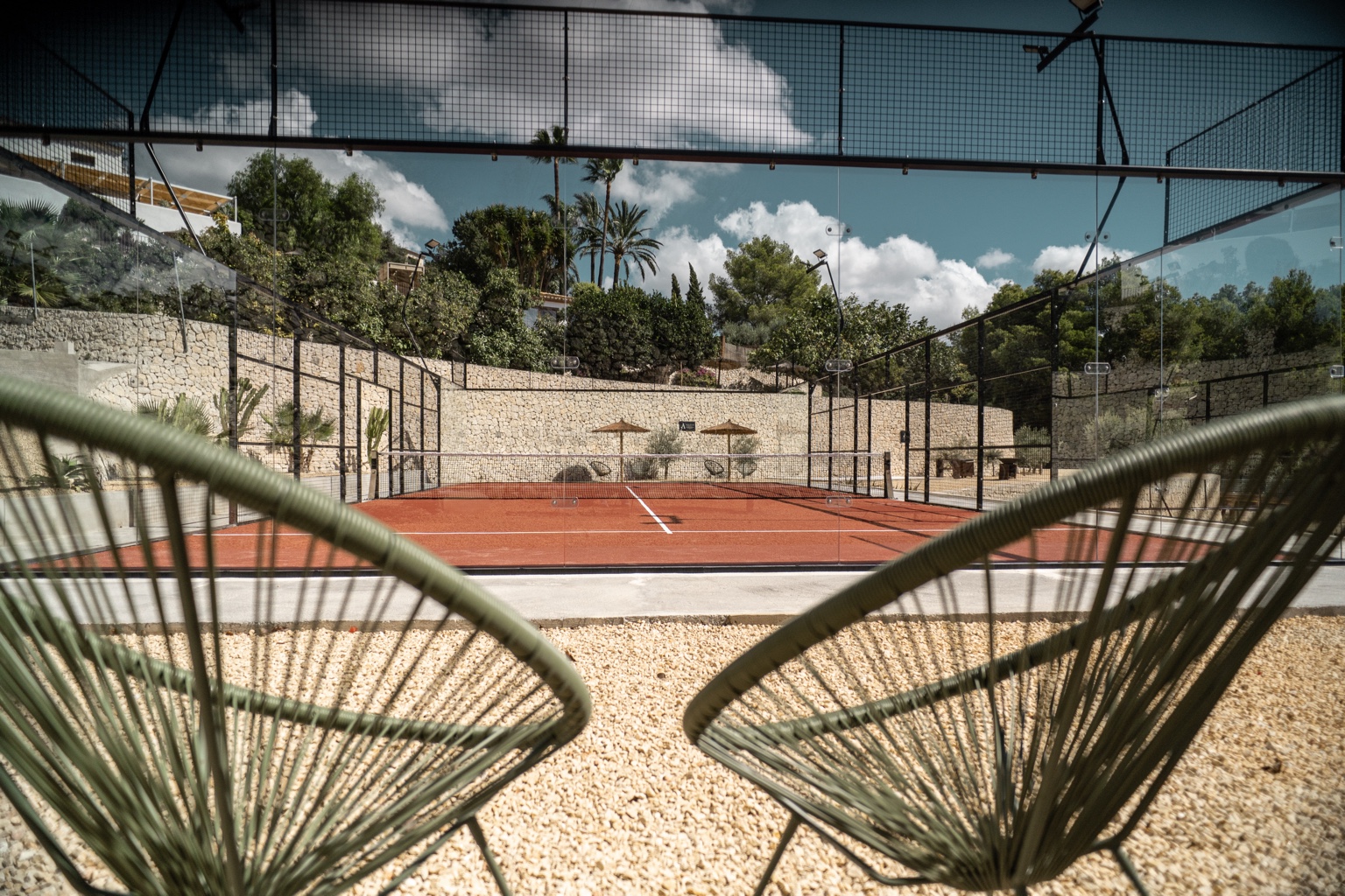 Een van de padelcourts op het mediterrane domein van Abeniss